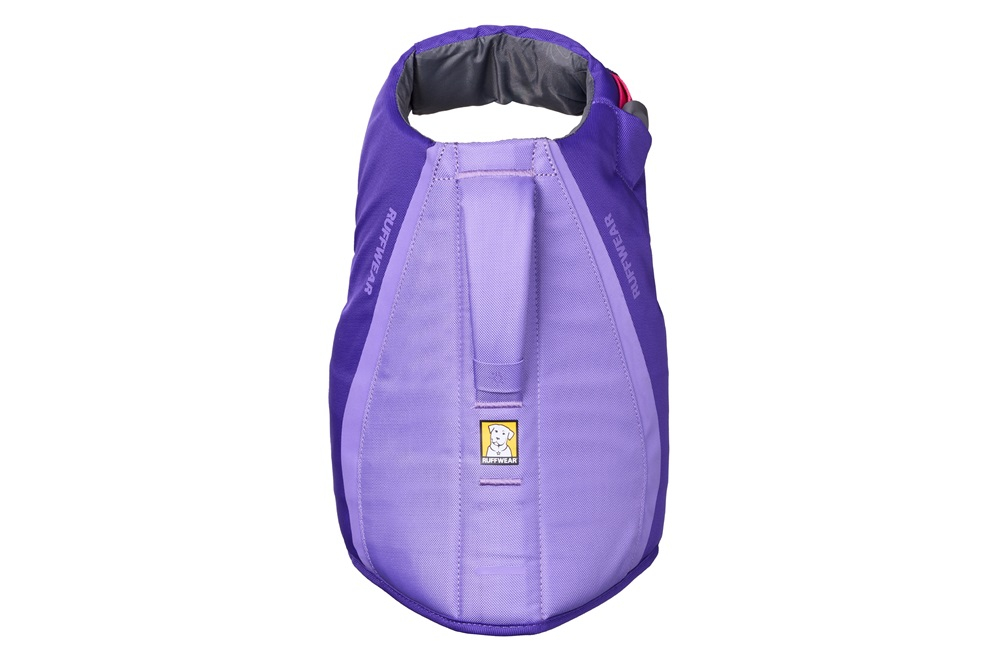 Gilet de sauvetage violet pour chiens, vu de dessus sur fond blanc. Dans des tons de violet foncé et clair. Sur le dos, une poignée solide et le logo « Ruffwear » avec une petite étiquette jaune (tête de chien). Encolure rembourrée de gris.
