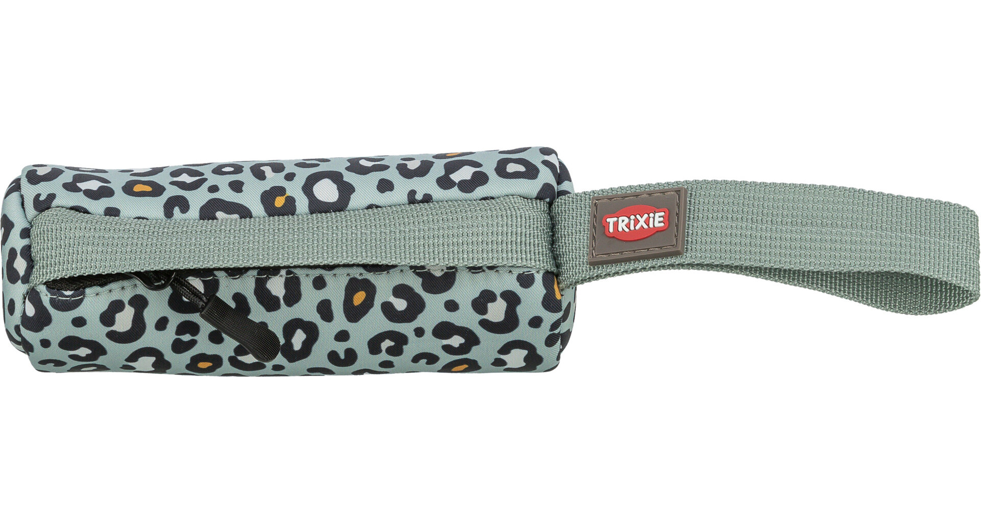 Längliche, gepolsterte Tasche oder Spielzeug für Haustiere in Hellgrün mit Leopardenmuster. Dunkelgraue und kleine gelbe Flecken zieren das Material. Hellgrüner Stoffgurt als Handschlaufe mit TRIXIE-Logo. Schwarzer Reißverschluss.