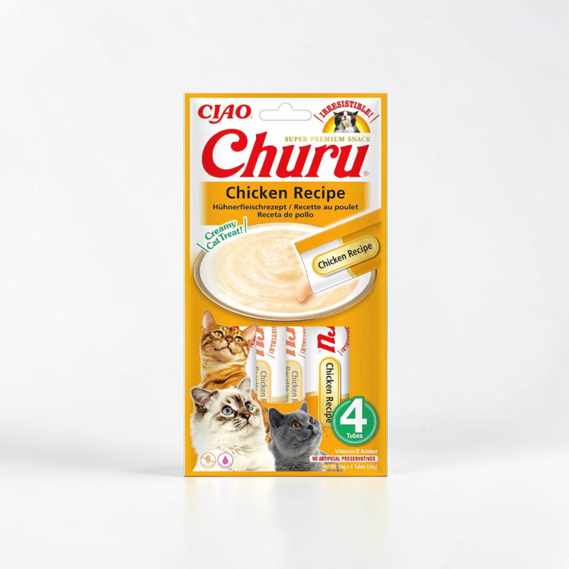 Gelbe Verpackung des Inaba Ciao Churu Creme Snacks Huhn. Weiße Schale mit cremigem Katzensnack aus einer Tube. Drei Katzen blicken nach oben. Vier Tuben des Hühnerrezepts sichtbar. Text: "Creamy Cat Treat!