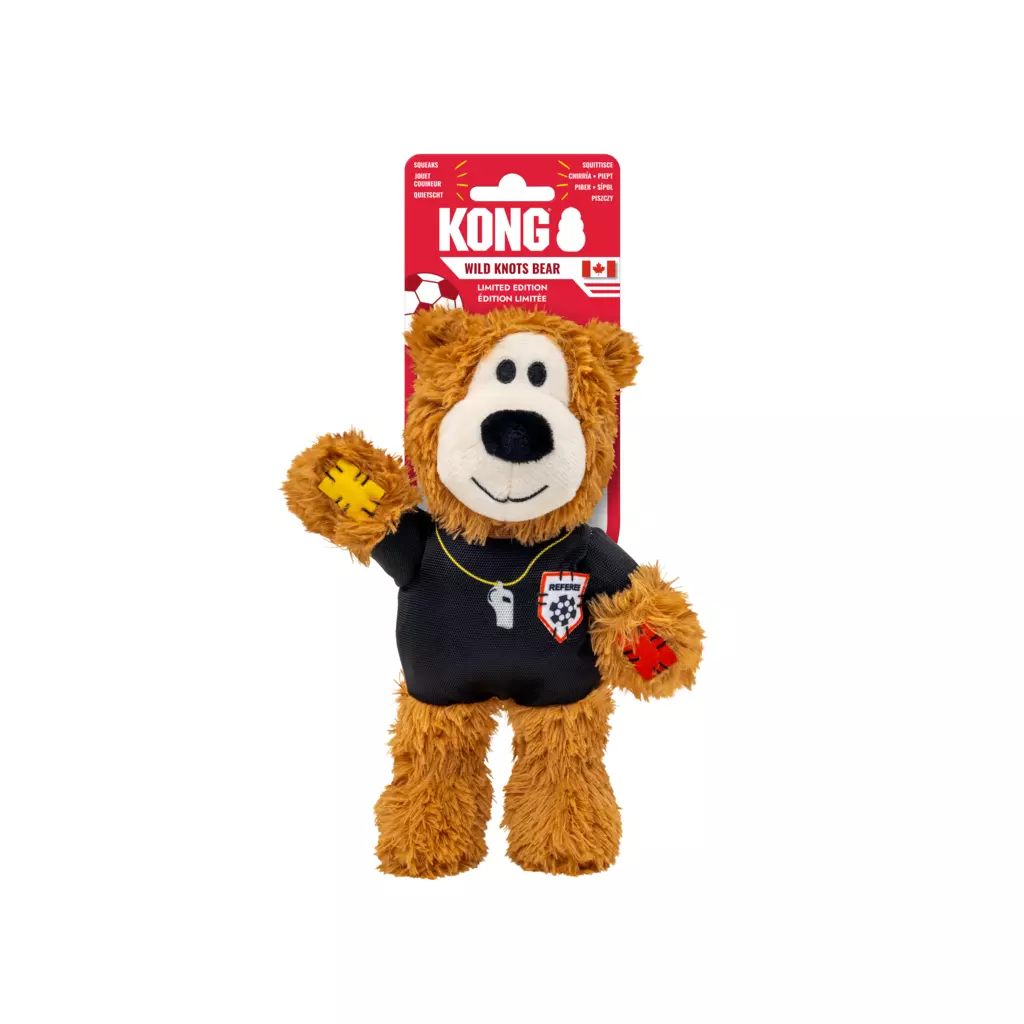 Morbido giocattolo per cani Kong Wild Knots a forma di orso vestito da arbitro di calcio. Con maglietta nera, fischietto bianco e toppa con la scritta "REFEREE". Toppe gialle e rosse sulle zampe. In confezione rossa Kong "Limited Edition".