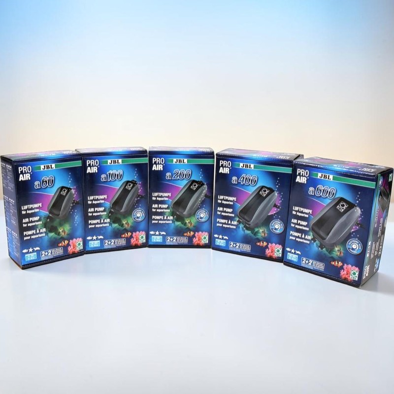 Fünf JBL PRO AIR Luftpumpen-Verpackungen stehen nebeneinander, in aufsteigender Reihenfolge a60, a100, a200, a400 und a600. Jede Box zeigt eine schwarze Pumpe und Unterwasserbilder mit Korallen und Fischen auf dunkelblauem Grund.
