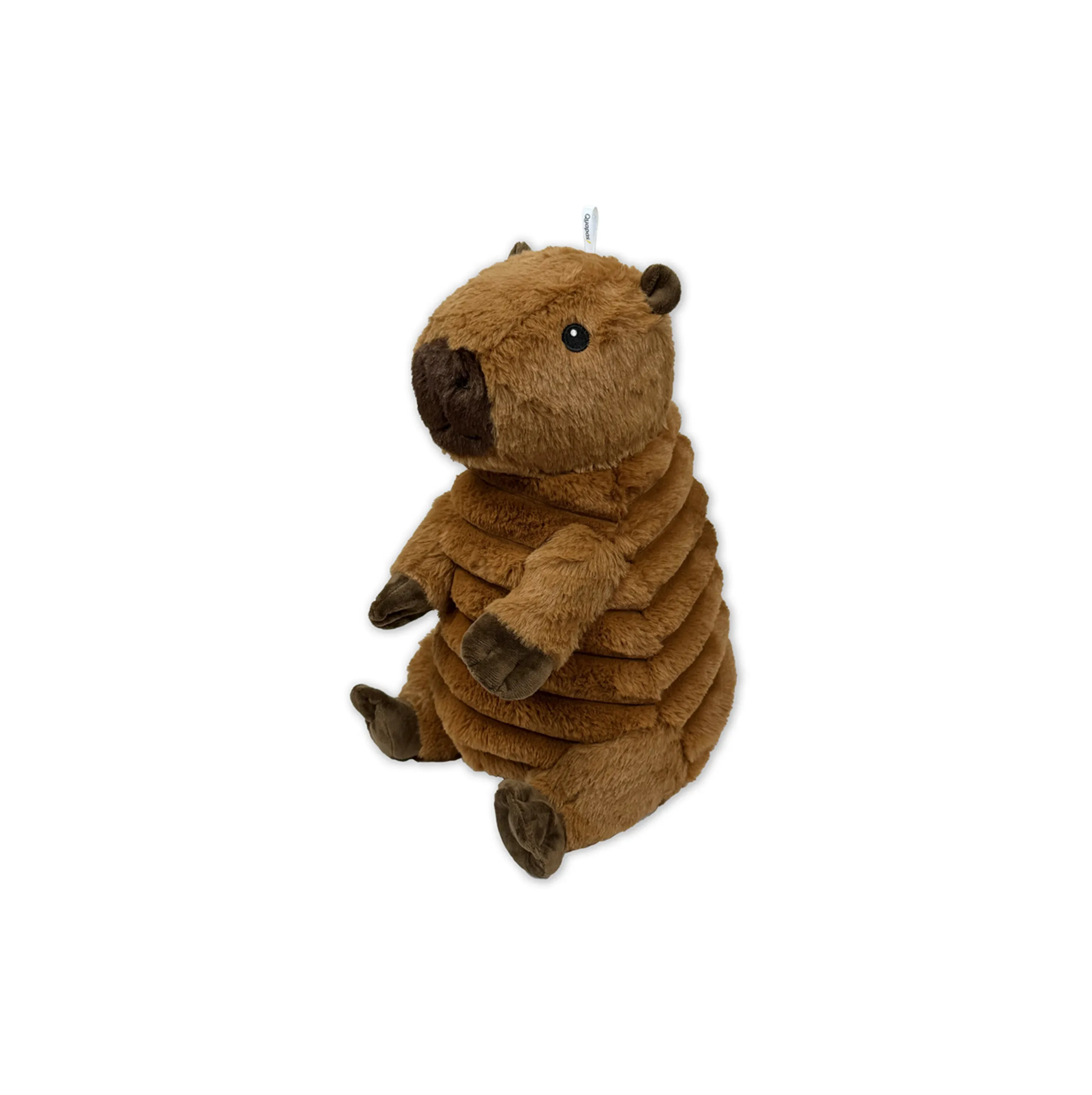 Ein plüschiges, braunes Capybara-Stofftier sitzt aufrecht und blickt leicht nach links. Es hat kleine, runde schwarze Augen und eine dunkelbraune Nase. Der Körper ist horizontal segmentiert und wirkt gerippt. Die Pfoten sind dunkelbraun.