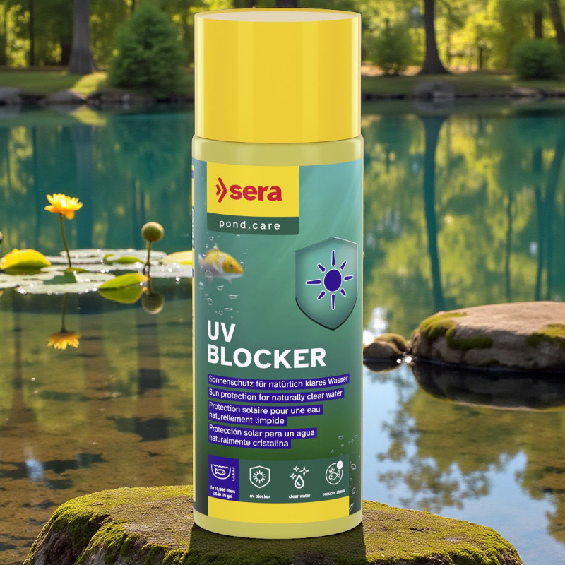 Gelber Sera UV Blocker für Teiche vor Teichkulisse auf einem Stein. Das Produkt verspricht natürlichen Sonnenschutz.