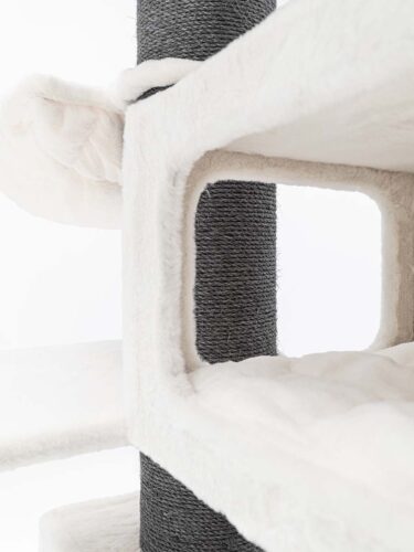 Primo piano del tiragraffi Siberian 200 in bianco sporco. Robusti pali in sisal grigio scuro sono abbinati a superfici di riposo in peluche beige chiaro e a un'accogliente cuccia per gatti. Sisal naturale e peluche in microfibra.