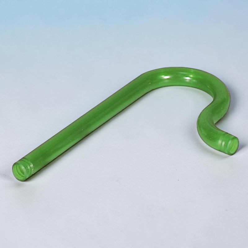 Tuyau en plastique vert clair, courbé en U (coude de sortie pour filtres d'aquarium) sur fond clair. Extrémités ouvertes, légèrement rainurées, adaptées aux tuyaux 12/16 mm. Pièce de rechange robuste et transparente.