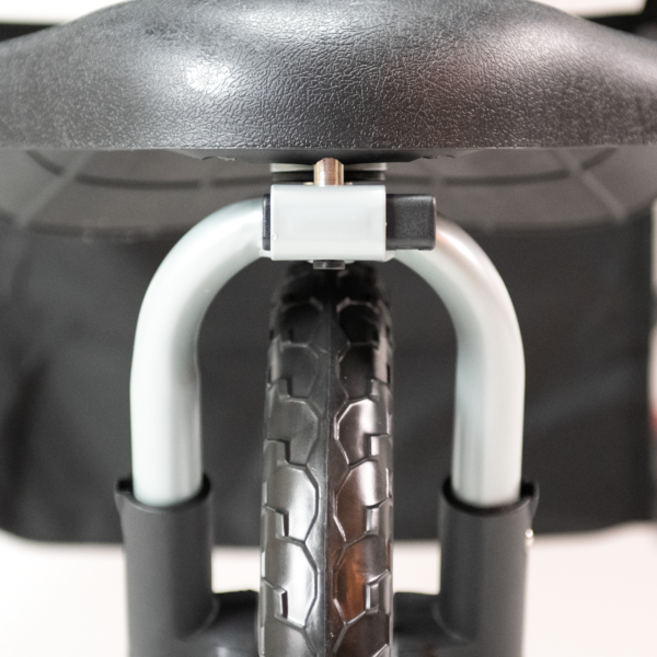 Primo piano della ruota di un InnoPet Buggy Comfort EFA, pneumatici con battistrada e sospensioni argentate.