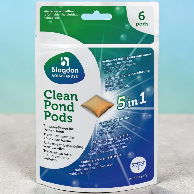 Weiße, wiederverschließbare Packung für Blagdon Aquagarden Clean Pond Pods. Ein goldenes Pod ist durchs Sichtfenster sichtbar. Grün/Blau mit '5 in 1': Reinigung, Schlamm, Pflanzen, Leitungswasser, pH. 6 Pods, wildlife safe.