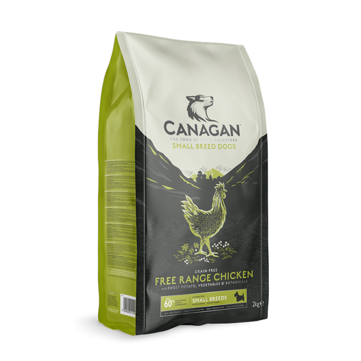 Emballage incliné de nourriture pour chiens Canagan petites races, noir/blanc crème avec touches de vert. Illustration : poulet plein air dans un pré, montagnes en fond. Texte : Free Range Chicken, Grain Free, Small Breeds, 2 kg.