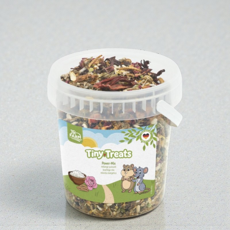 Ein durchsichtiger Behälter gefüllt mit JR Farm Tiny Treats Power-Mix für Nager. Auf dem Etikett sind Hamster und eine Rose abgebildet.
