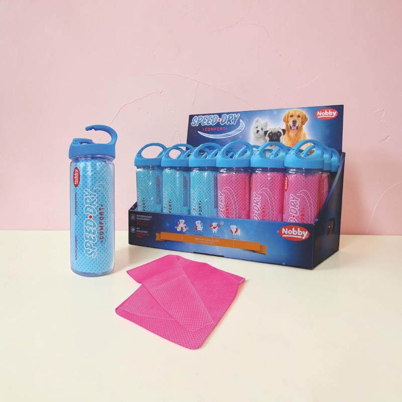 Produktpräsentation für Tier-Kühltücher: links eine blaue Flasche mit 'Speed-Dry Comfort'-Handtuch. Rechts ein Displaykarton mit mehreren Flaschen, halb blau, halb pink. Davor ein gefaltetes pinkes Kühltuch.