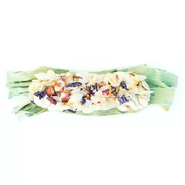 Grünhopper Kürbiskern-Stängel: Kerne und Blüten auf grünem Blatt arrangiert.