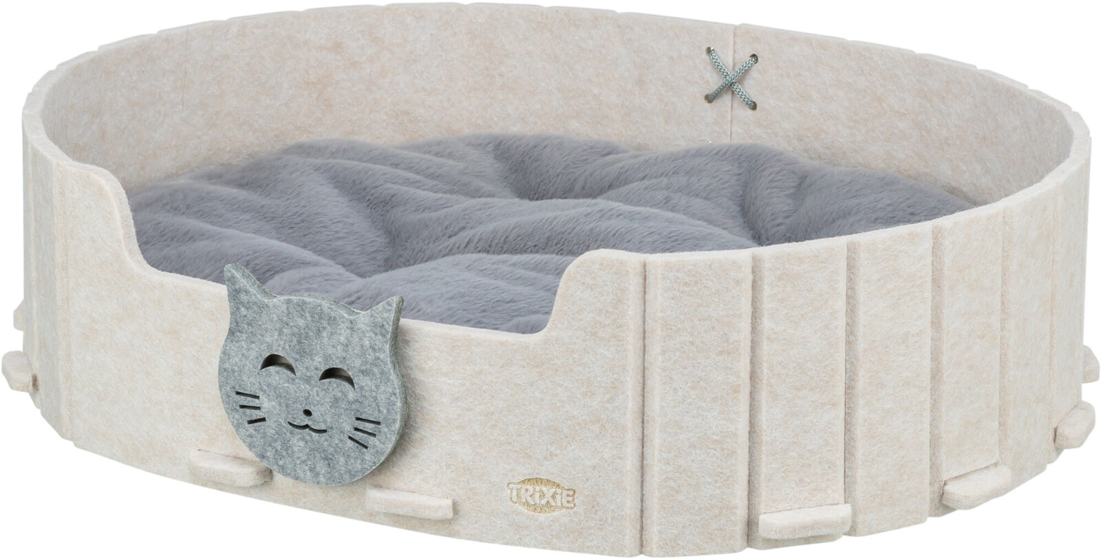 Cuccia ovale per gatti in feltro chiaro con morbido cuscino in peluche grigio. Sul davanti, un simpatico motivo a forma di testa di gatto in feltro grigio. Offre ai gatti un rifugio sicuro e confortevole, isolato su uno sfondo bianco.