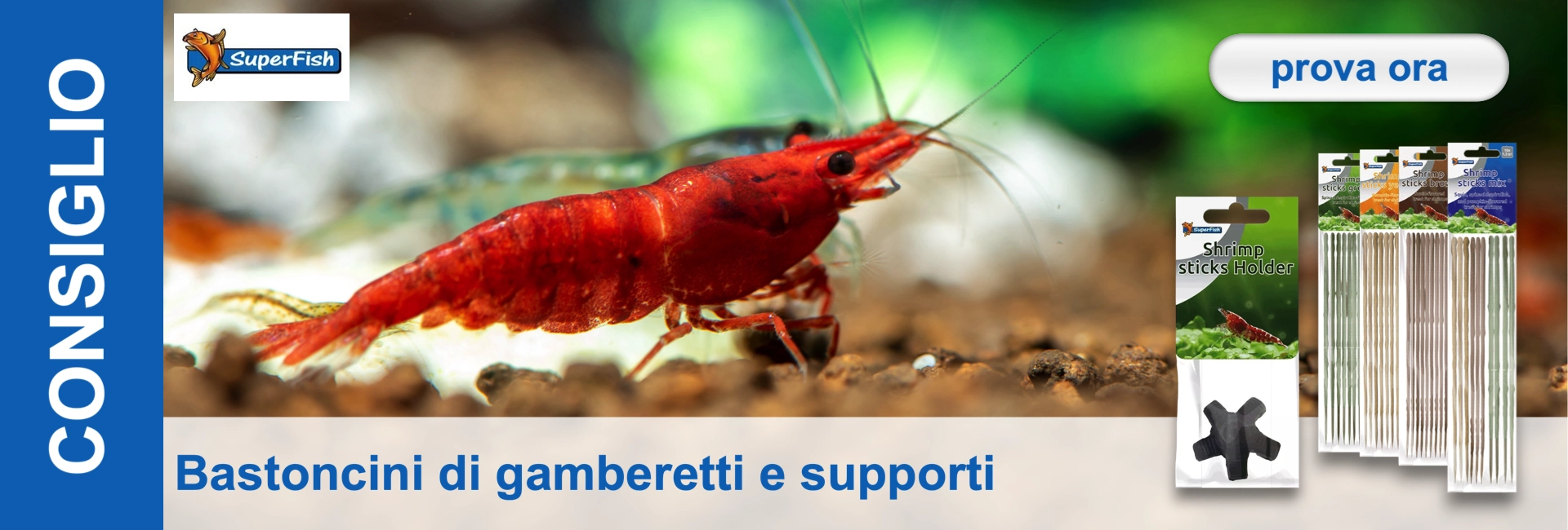 Primo piano di un gambero rosso in un acquario, con accanto la confezione del prodotto per i bastoncini di cibo e il supporto.