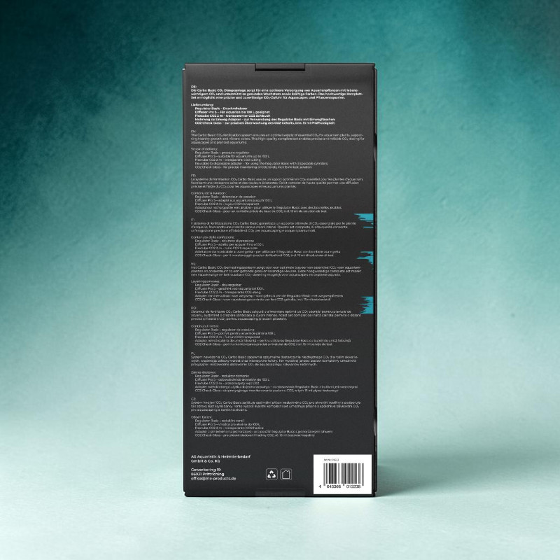 Rückseite einer schwarzen Produktverpackung der Me Carbo 600 Basic CO2 Anlage steht aufrecht. Die Oberfläche ist dicht mit weissem Text in mehreren Sprachen bedruckt, mit Produktdetails und Inhaltsstoffen. Unten: Barcode und Umweltzeichen.