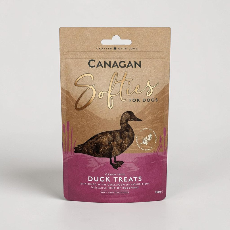 Sachet brun « Canagan » Softies, friandises au canard, 200 g. Canard foncé sur fond violet. Inscriptions dorées : « Softies for Dogs », « Grain Free Duck Treats », « Enriched with Collagen » au romarin. Moelleuses.
