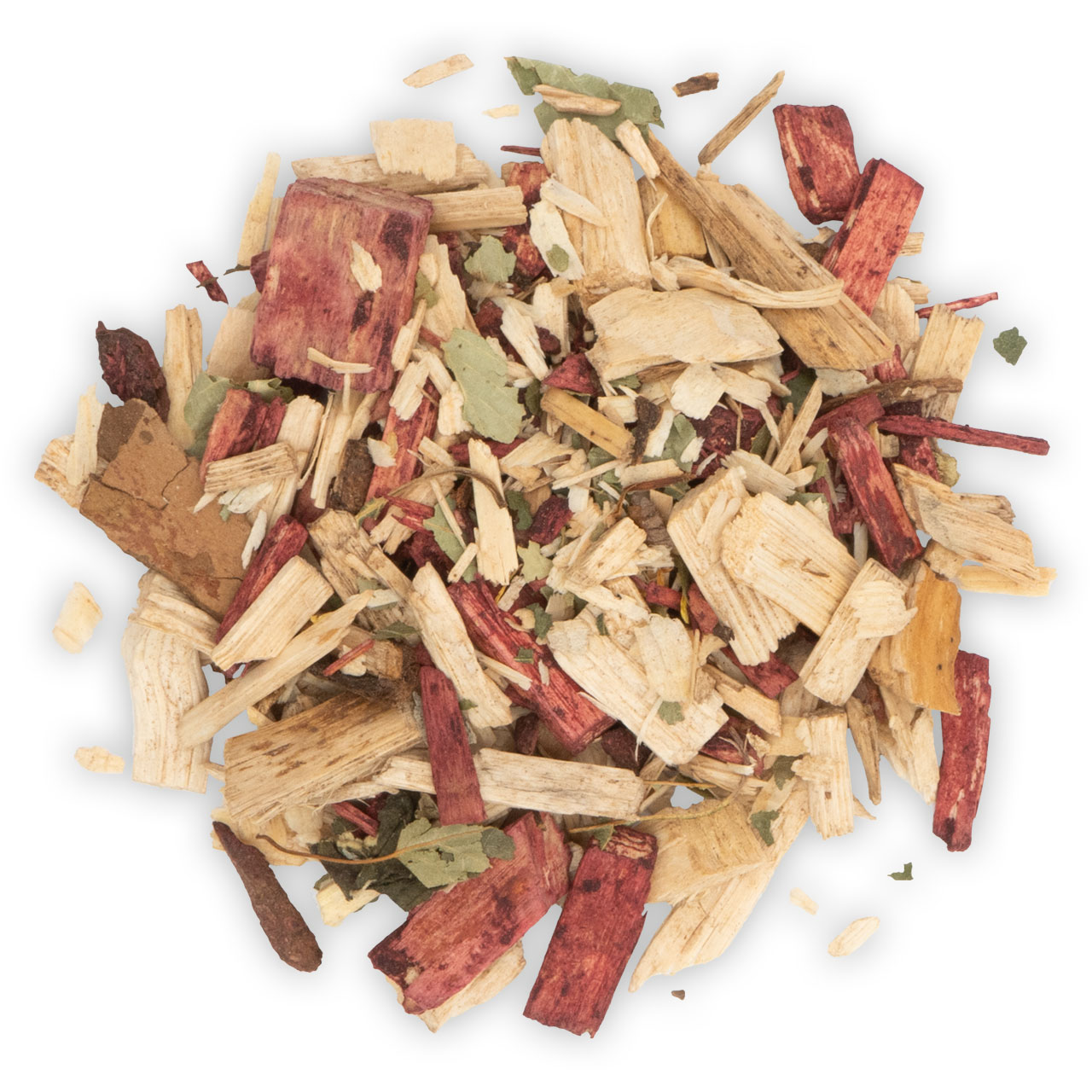 Gros plan sur un petit amas de matières organiques sèches sur fond blanc. Mélange de copeaux de bois beige clair, d'éclats de bois rouge-brun, de feuilles vertes séchées et d'écorce foncée. Texture rugueuse.