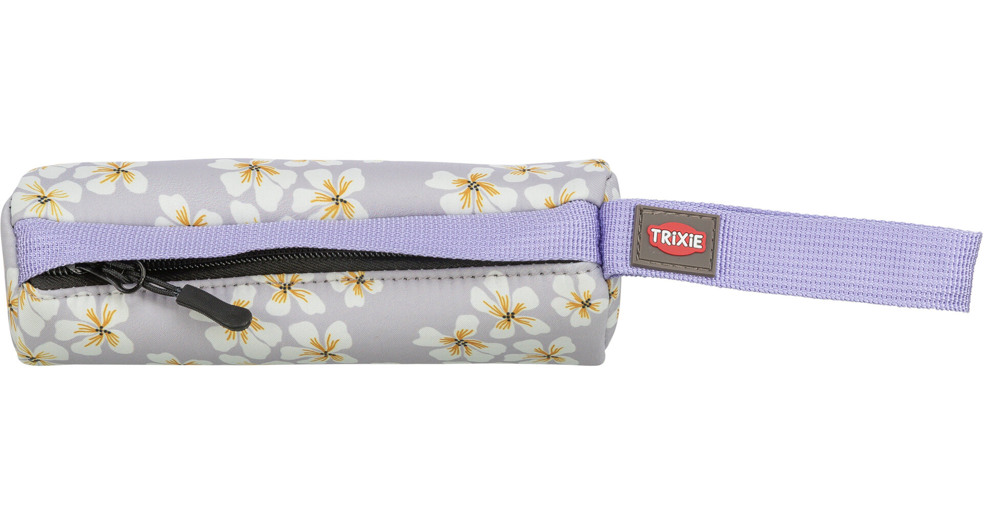 Hellgraue, rechteckige Tasche mit Muster aus weißen Blüten und gelben Stempeln. Oben schwarzer Reißverschluss mit schwarzem Griff. Lila Stoffband über dem Reißverschluss nach rechts zum braunen TRIXIE-Logo. Für Tierzubehör.