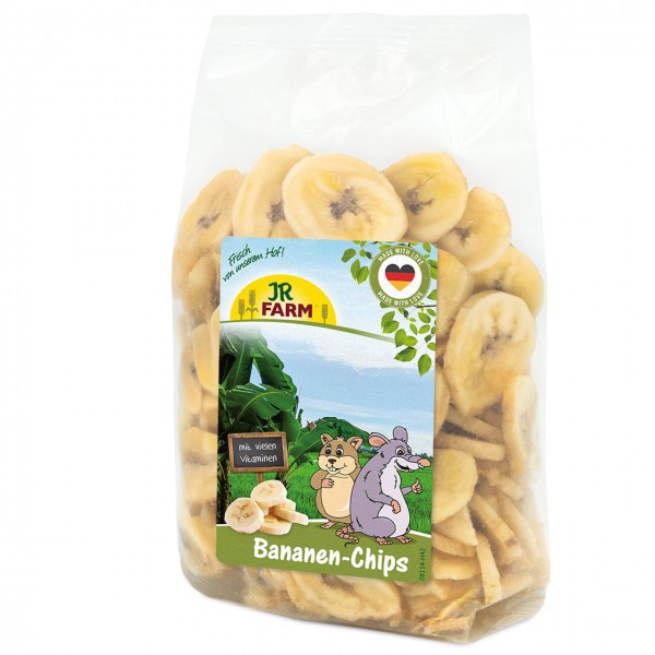 Sachet transparent contenant des chips de banane séchées, avec une étiquette sur le devant : « JR Farm Chips de banane ». On y voit des animaux de dessin animé (un hamster et une souris) devant des bananiers, ainsi que la mention « RICHE EN VITAMINES ».