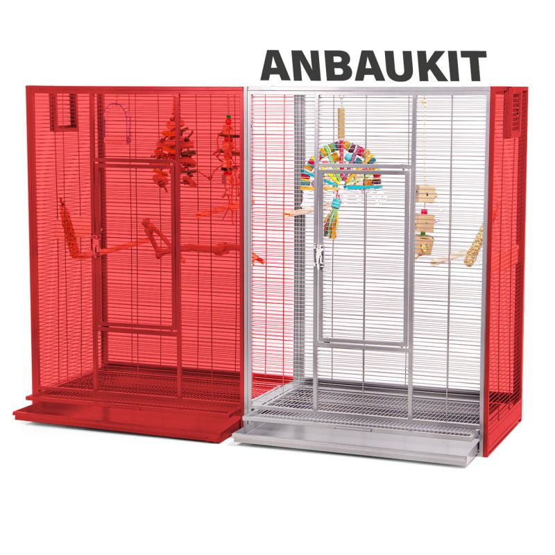 Deux cages à oiseaux, l'une rouge avec des jouets, l'autre argentée avec une porte ouverte et plus de jouets.