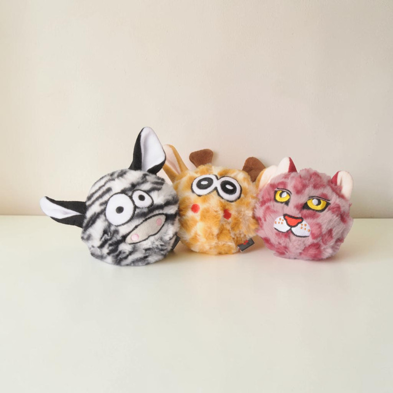 Drei assortierte 9 cm Plüschbälle für Hunde mit weichem Plüschüberzug und Quietscher. Mit niedlichen Tiergesichtern: schwarz-weisser Zebra-Ball, orange-gelber Giraffen-Ball, rötlich-rosa Leoparden-Ball.