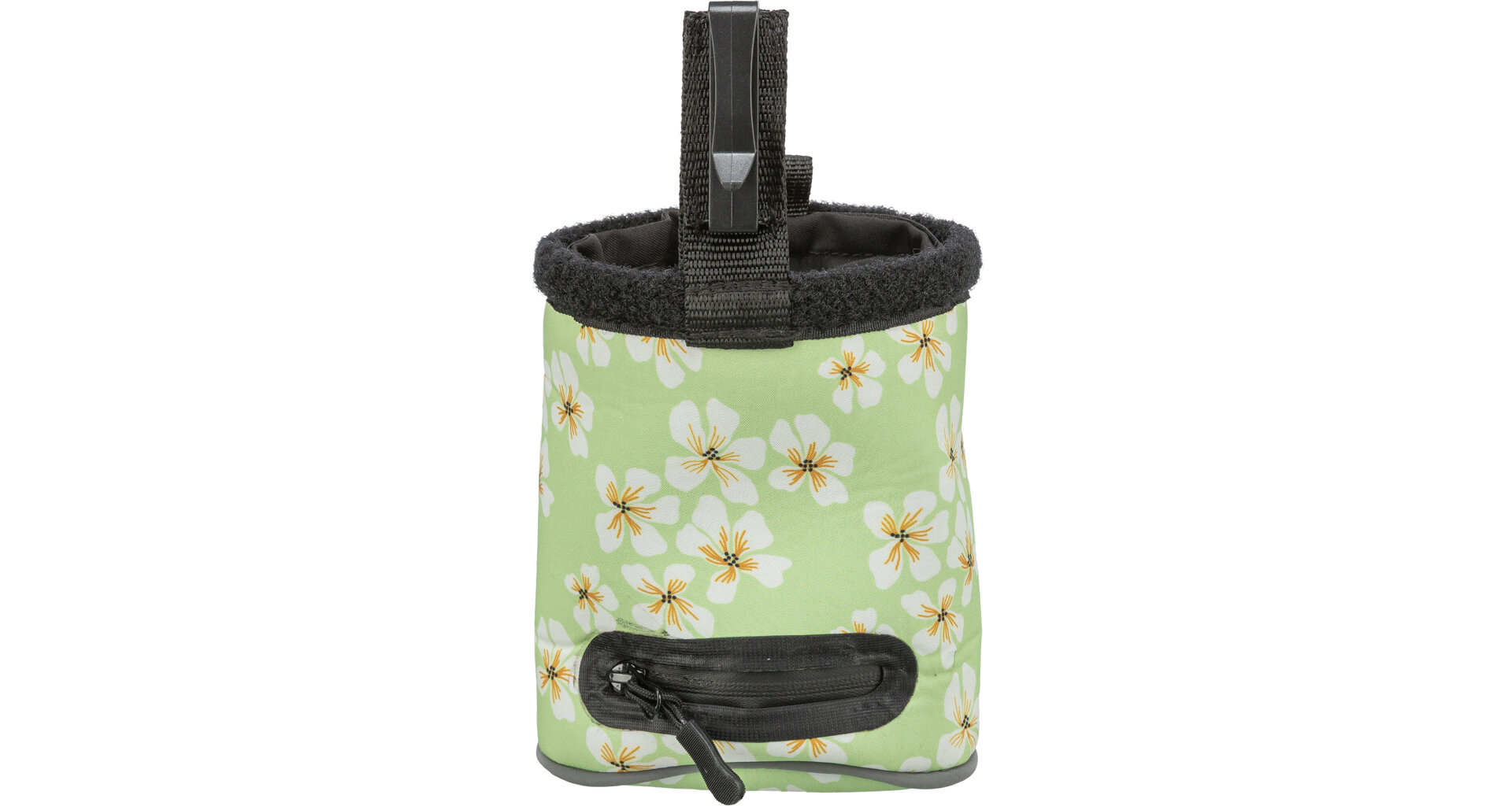 Hellgrüner Kletter-Chalkbag mit Muster aus weißen Blüten mit orangefarbenen Mitten. Oben schwarzer, flauschiger Rand, vorn schwarze Reißverschlusstasche. Oben befestigter schwarzer Gurt mit Kunststoffschnalle.