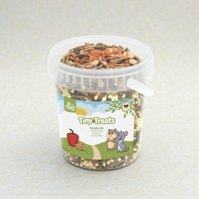 Ein Eimer JR Farm Tiny Treats Hermetia-Mix mit Larven, Gemüseflocken, gepuffter Hirse für Nager.
