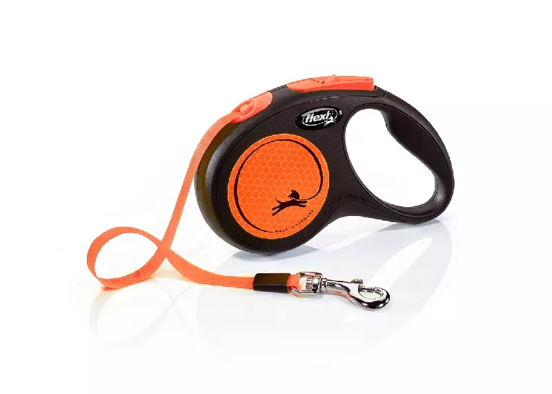 Laisse à enrouleur de Flexi, boîtier noir avec motif orange et laisse orange avec mousqueton.