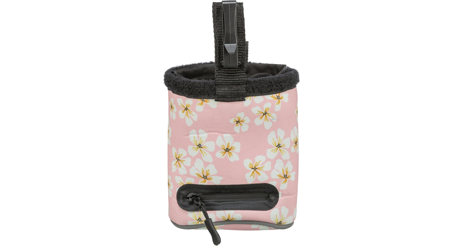Ein zylindrischer Kletter-Chalkbag in Pink mit Muster aus vielen weißen Blüten mit gelben Zentren. Oben ein schwarzer flauschiger Rand und eine schwarze Trageschlaufe mit Schnalle. Unten eine schwarze Reißverschlusstasche.