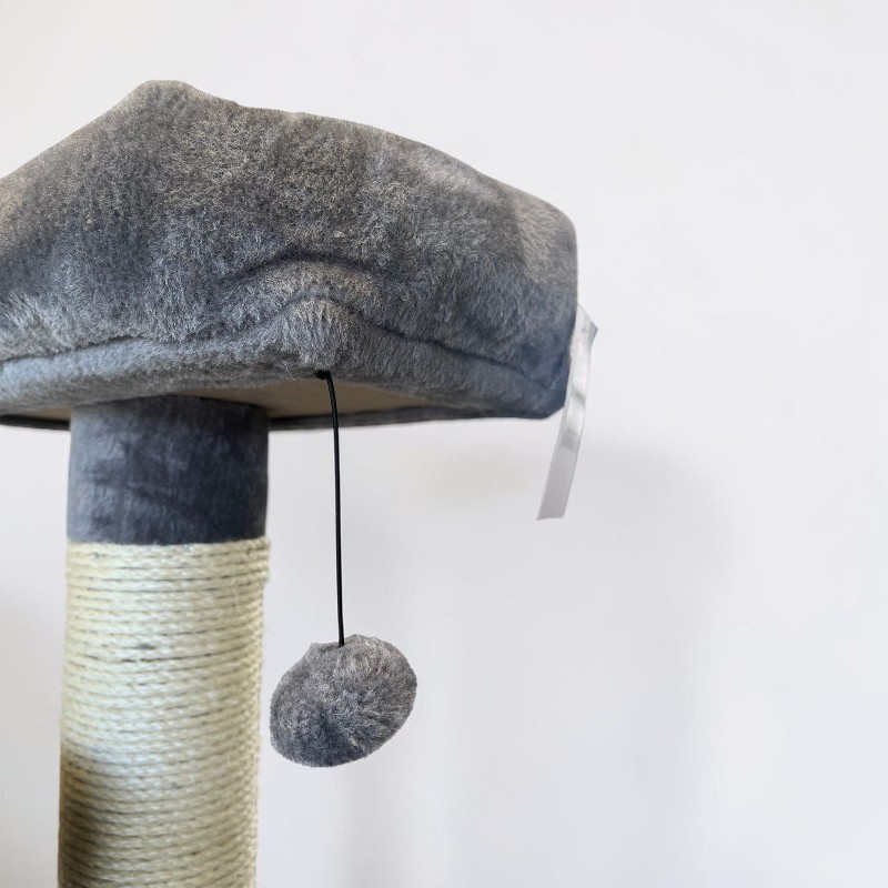 Grauer Kratzbaum mit weicher, plüschiger Oberfläche. Von der oberen Plattform hängt ein schwarzer Faden mit kleinem, flauschigem, grauem Spielball. Darunter ein Kratzstamm, umwickelt mit hellem Sisalseil.