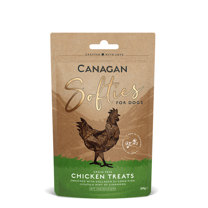 Emballage Canagan Softies pour chiens, marron naturel avec silhouette de poulet marron foncé sur herbe verte. Friandises moelleuses au poulet, sans céréales, enrichies en collagène et avec une touche de cannelle.