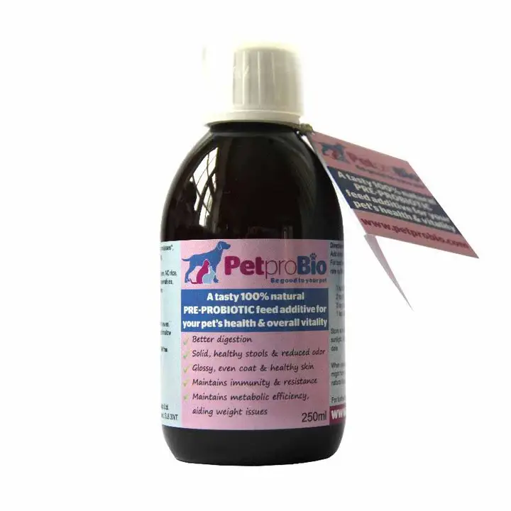 Flacone marrone scuro da 250 ml di PetproBio, prebiotico naturale per animali domestici con tappo a vite bianco. Etichetta rosa con marchio, illustrazione di cane e gatto e benefici per digestione, pelo e sistema immunitario.