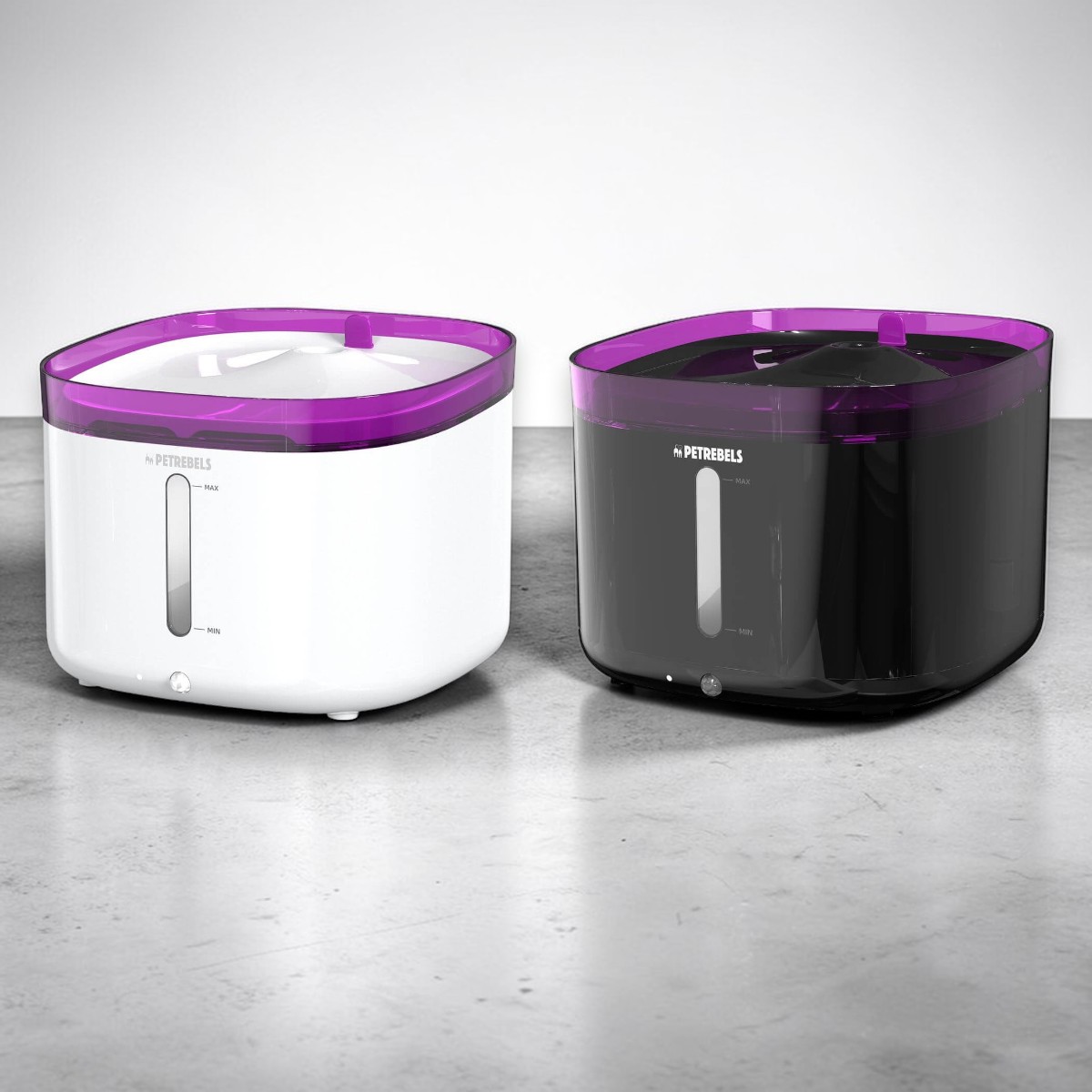 Zwei PETREBELS Trinkbrunnen, einer in Weiß und einer in Schwarz, beide mit violettem Rand, stehen auf einem grauen Untergrund.