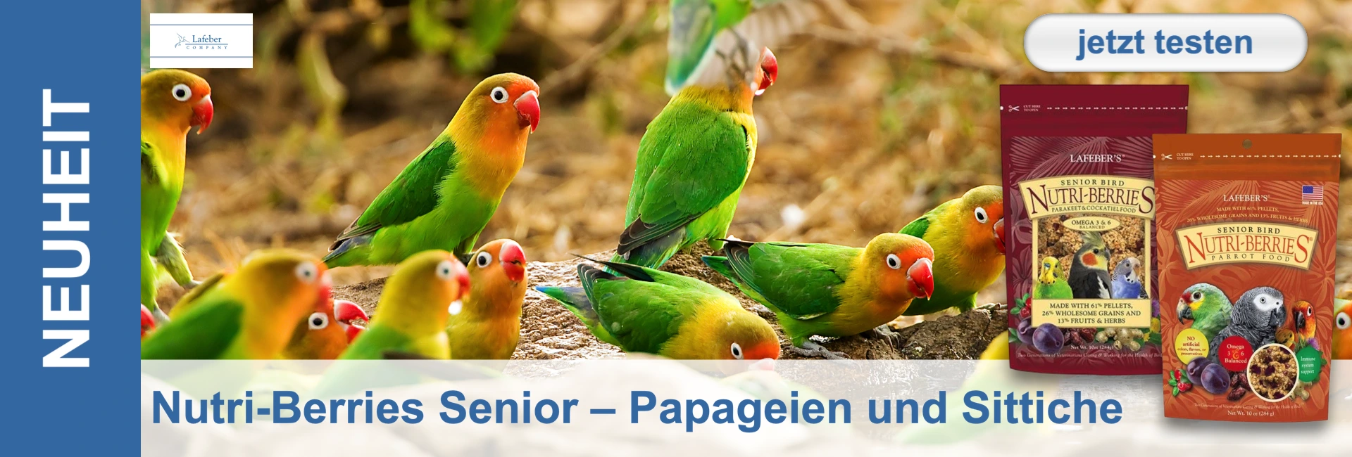 Farbenfrohe Pfirsichköpfchen-Sittiche mit grünen Körpern und orange-roten Köpfen in natürlicher Umgebung. Rechts zwei Packungen Lafeber's Nutri-Berries Senior Vogelfutter. Beworben wird die NEUHEIT mit Aufruf „jetzt testen“.
