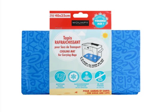 Blaue Kühlmatte für Hunde und Katzen, gefaltet in transparenter Verpackung. Illustration in Transporttasche, 40x25cm. Enthält ungiftiges, leicht zu reinigendes Gel für sofortige Kühlung. Muster: "COOL" und Schneeflocken.