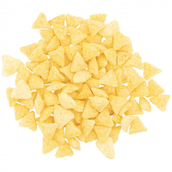 Snack triangolari giallo chiaro sono disposti irregolarmente e formano un piccolo mucchietto. Appaiono leggermente ruvidi, con tonalità dal giallo chiaro al dorato, su uno sfondo bianco candido.