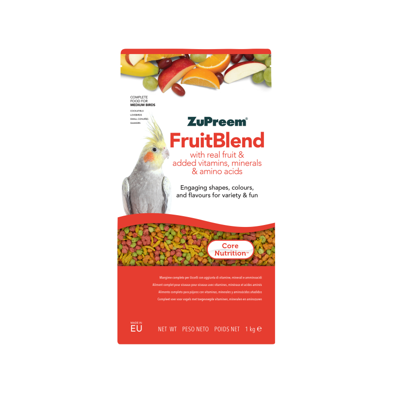Confezione di mangime per uccelli ZuPreem FruitBlend con frutta (mele, arance, uva, mango). Al centro un pappagallino ondulato grigio con testa gialla, sguardo a sinistra. In basso pellet colorati. Mangime completo per uccelli di taglia media.