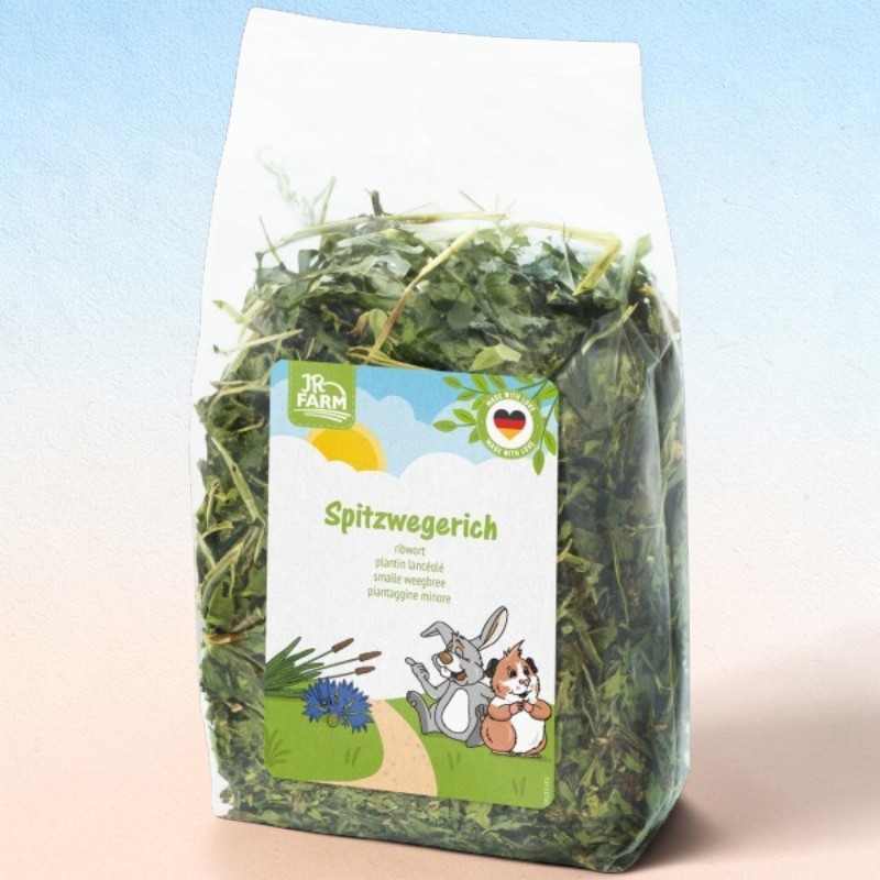 Transparente Tüte mit getrocknetem grünem Spitzwegerich für Kleintiere. Etikett: Überschrift „Spitzwegerich“, Zeichnung von Hase und Meerschweinchen auf Feldweg mit blauen Blumen und Schilf. „Made with Love“-Logo.
