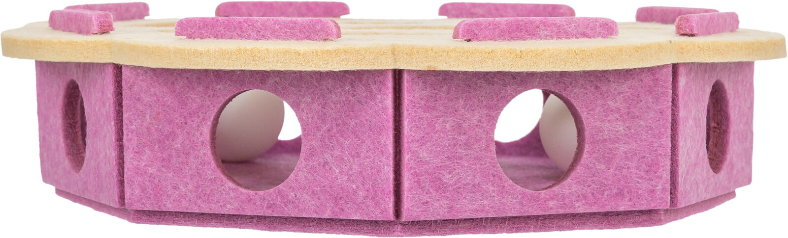 Casetta esagonale o ottagonale per piccoli animali in feltro testurizzato rosa brillante con tetto in legno o feltro beige chiaro. Ai lati diverse aperture circolari come ingressi/finestre. Sul tetto strisce di feltro rosa.