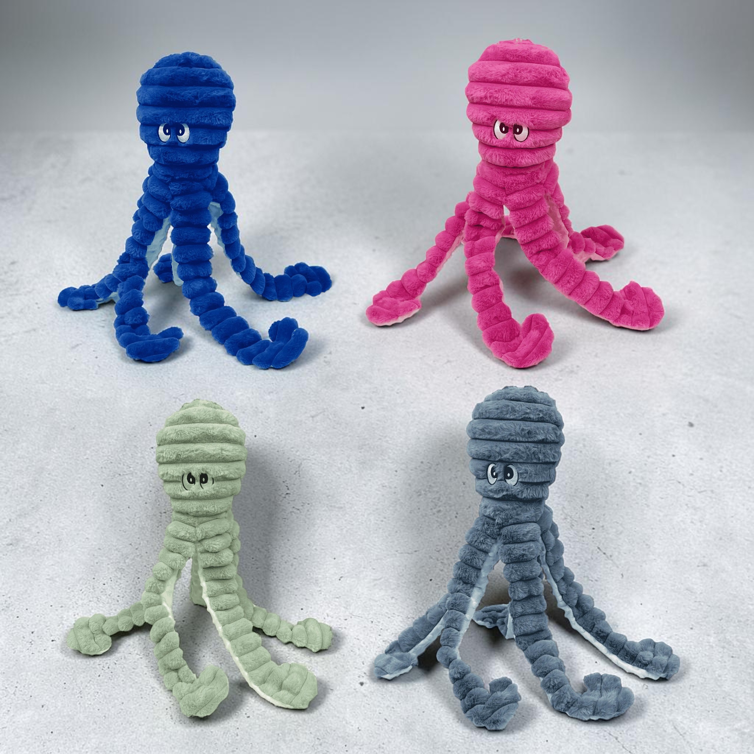 Vier flauschige Oktopus-Stofftiere in leuchtenden Farben stehen auf hellgrauem Untergrund. Oben ein blauer und ein pinker, unten ein hellgrüner und ein grauer. Alle mit gerippten Körpern, Tentakeln und großen weißen Cartoon-Augen.