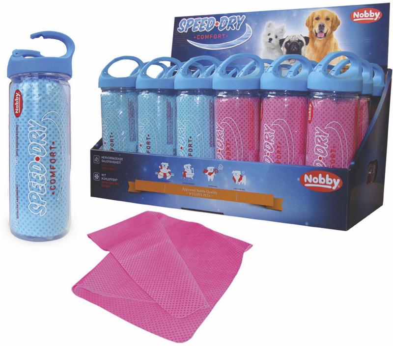 Displaybox mit 'Speed-Dry Comfort' Haustiertrockentüchern (Nobby). Transparente Flaschen mit blauen Griffen, blau/pink sortiert. Vorn ein pinkes Tuch, Hundebilder auf der Box.