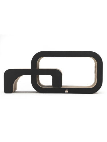 Tiragraffi astratto nero in cartone per gatti con bordi arrotondati, composto da due forme intrecciate: un grande rettangolo orizzontale con interno aperto e una forma a L ricurva. Strati di cartone marrone chiaro a vista.