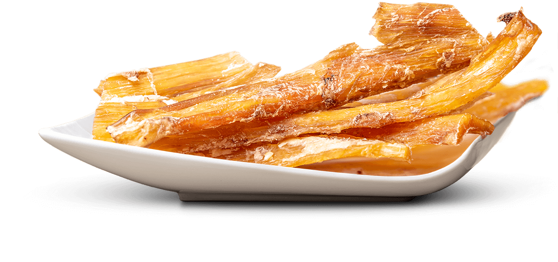 Goldbraune, längliche Stücke getrockneter Snacks wie Trockenfleisch oder Fischstreifen liegen in einer flachen weißen Schale auf weißem Hintergrund. Die Oberfläche wirkt faserig, unregelmäßig und zeigt helle sowie dunkle Schattierungen.