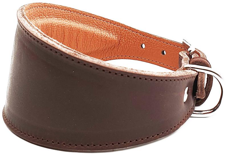 Collier en cuir marron avec intérieur marron clair et anneau en D argenté, en détail.