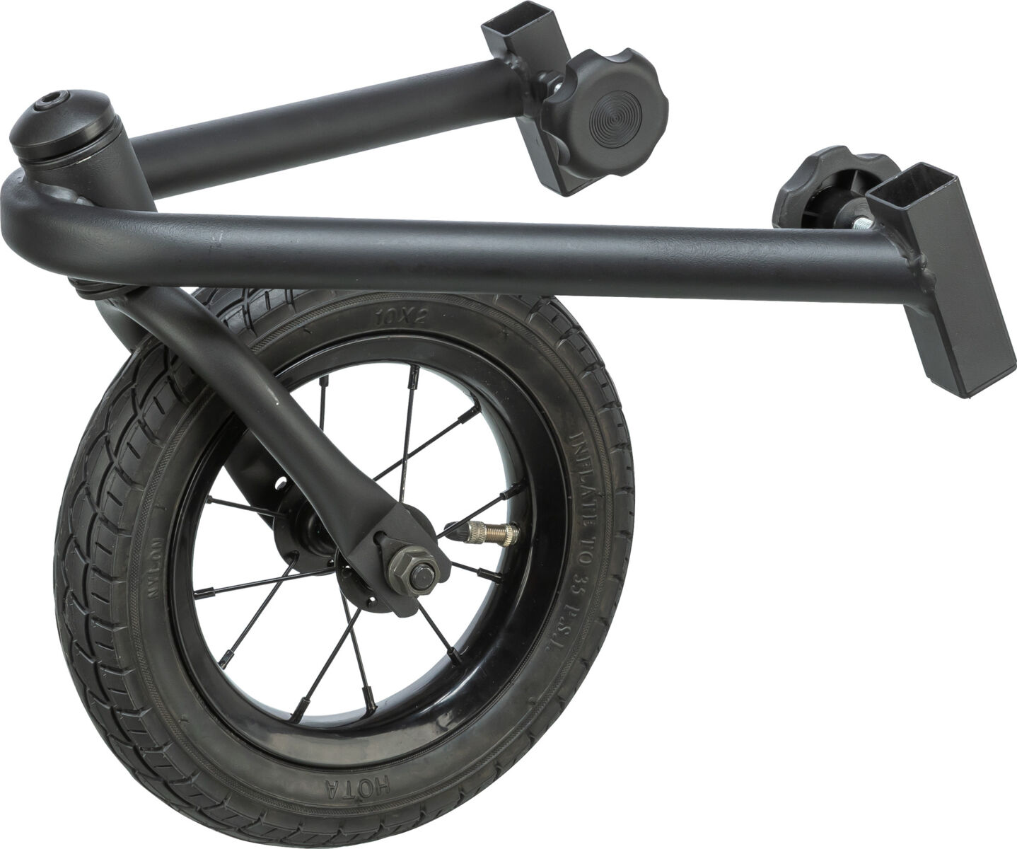 Nahaufnahme eines schwarzen Radaufsatzes für Kinderwagen oder Anhänger. Robustes Reifenrad mit Ventil und Aufschrift "HOTA", verbunden mit mattschwarzem Metallrahmen, abgewinkelter Gabel, verstellbaren Knöpfen und Befestigungspunkten.