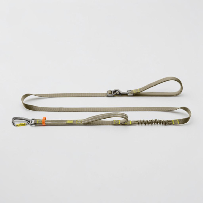 Grau-grüne Hunter Action-Leine ErgoMove Pro, flach ausgebreitet. Mit reflektierenden Nähten, gelben Akzenten, Aluminium-Sicherheitskarabiner mit orangefarbenem Schieber und integriertem Ruckdämpfer. Mehrere Handschlaufen, eine gepolstert.