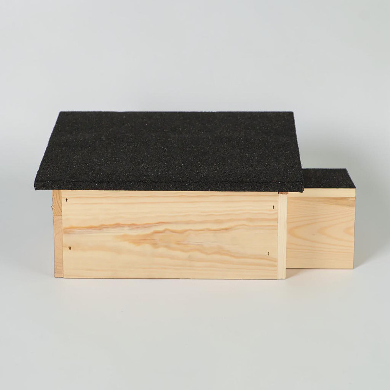 Abri pour hérissons L « Esschert Design » robuste en bois d'épicéa clair, offrant un refuge sûr dans le jardin. Toit en bitume granulé foncé avec avant-toit. Entrée latérale étroite en tunnel. Idéal repos, cachette, hibernation.