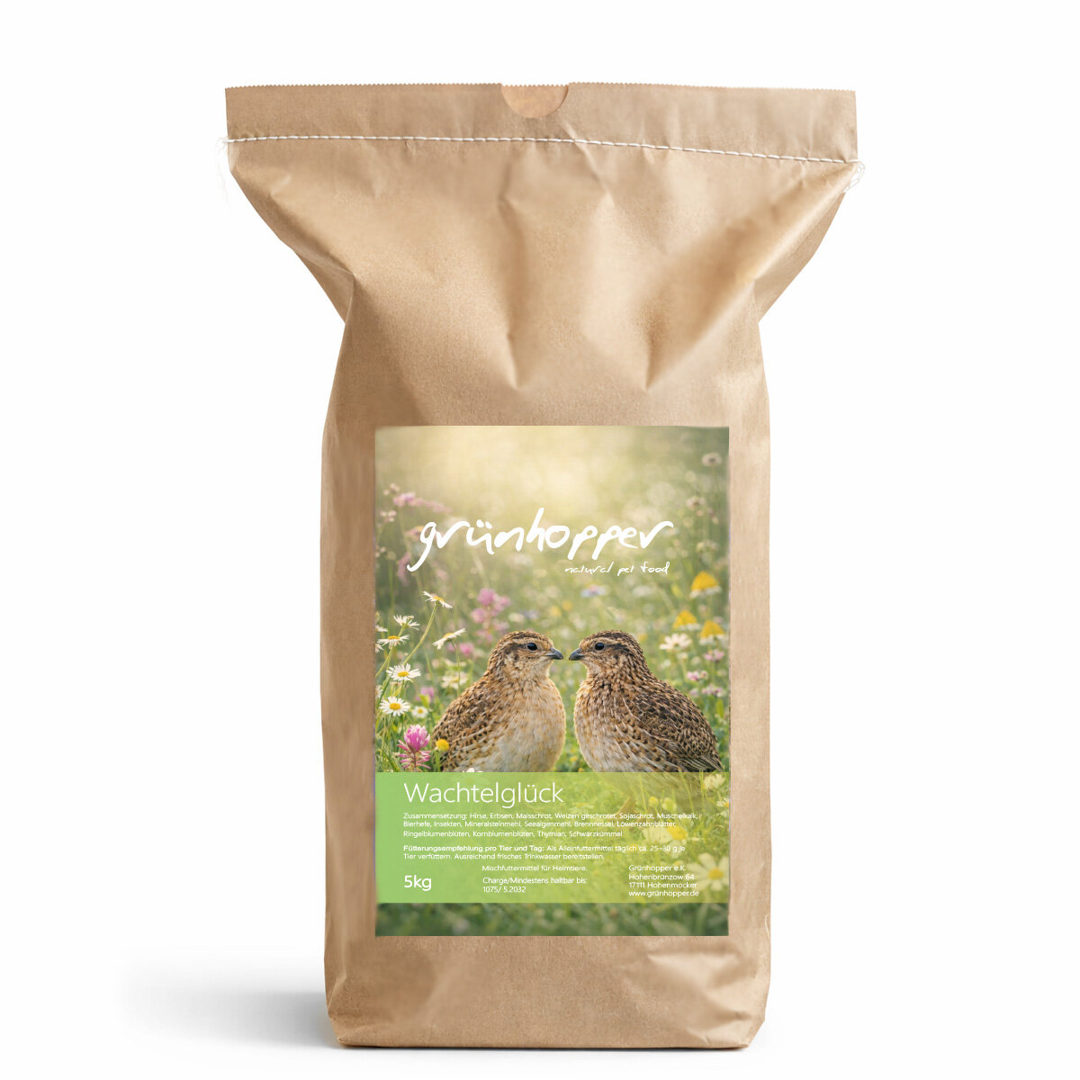 Braune Papiertüte mit Tierfutter; Etikett zeigt zwei braun gesprenkelte Wachteln in einem Feld mit bunten Wildblumen wie Gänseblümchen. Aufdruck: "grünhopper natural pet food Wachtelglück", 5kg.