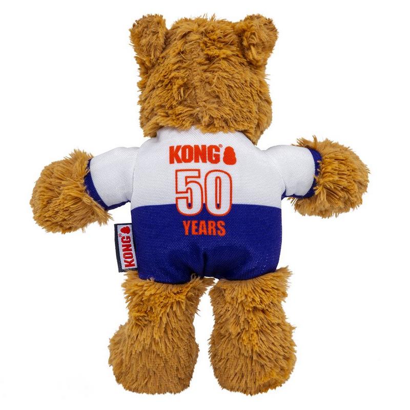 Vista posteriore di un orsacchiotto marrone con maglietta bianca sopra e blu sotto. Sulla schiena la scritta rossa "Kong", sotto il numero "50" e "YEARS". Sul fianco una piccola etichetta nera con "Kong".