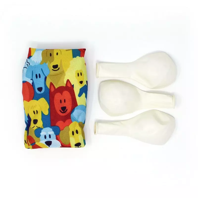 Borsa in tessuto con motivo di cane e tre palloncini. Il sacchetto è colorato e riutilizzabile. I palloncini sono bianchi e non gonfiati.