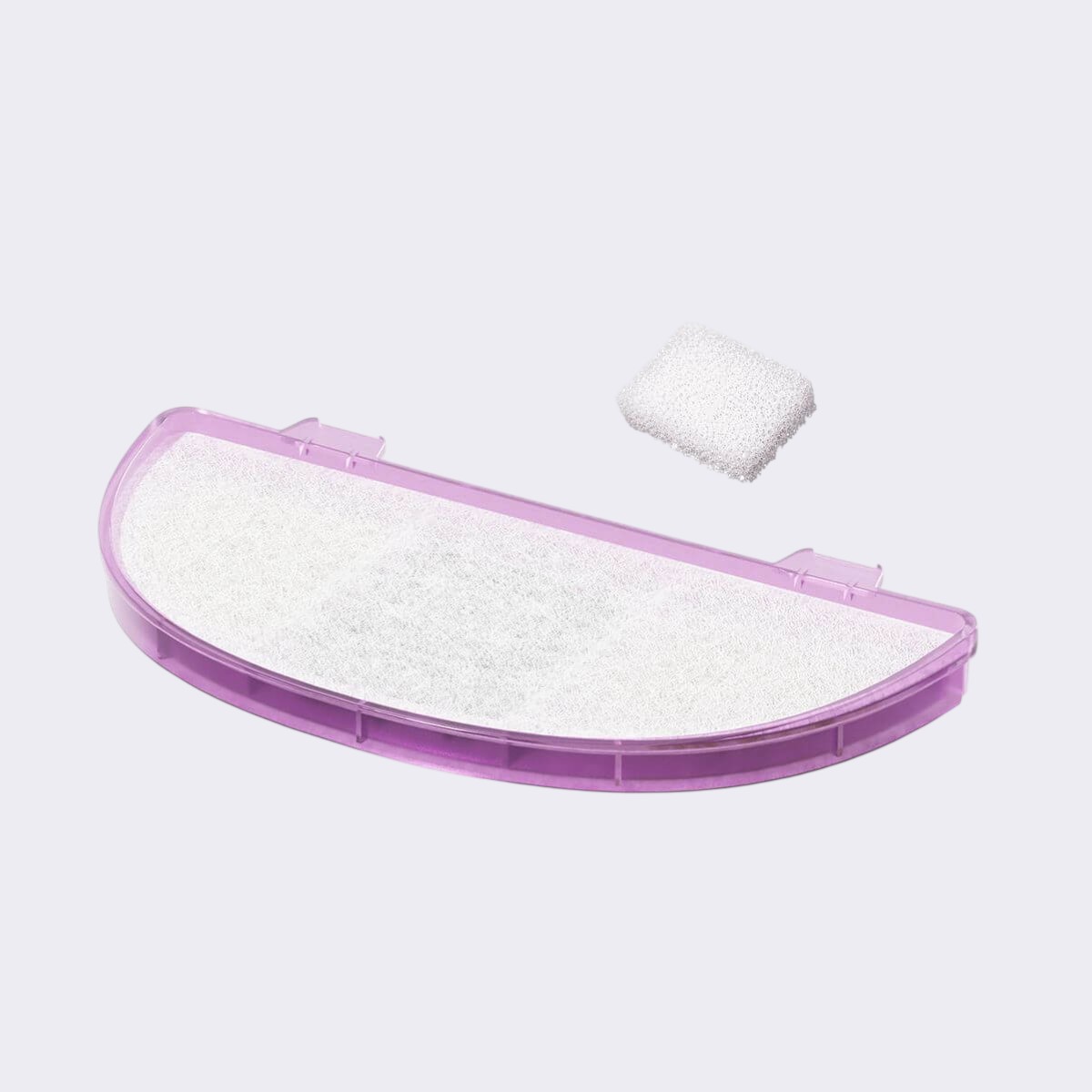 Ein halbrunder, lila Filter mit weißem Filtermaterial darin, und ein kleiner, weißer Filterschwamm liegen auf hellem Grund.
